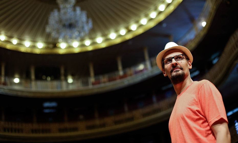 Leidson Ferraz em um teatro